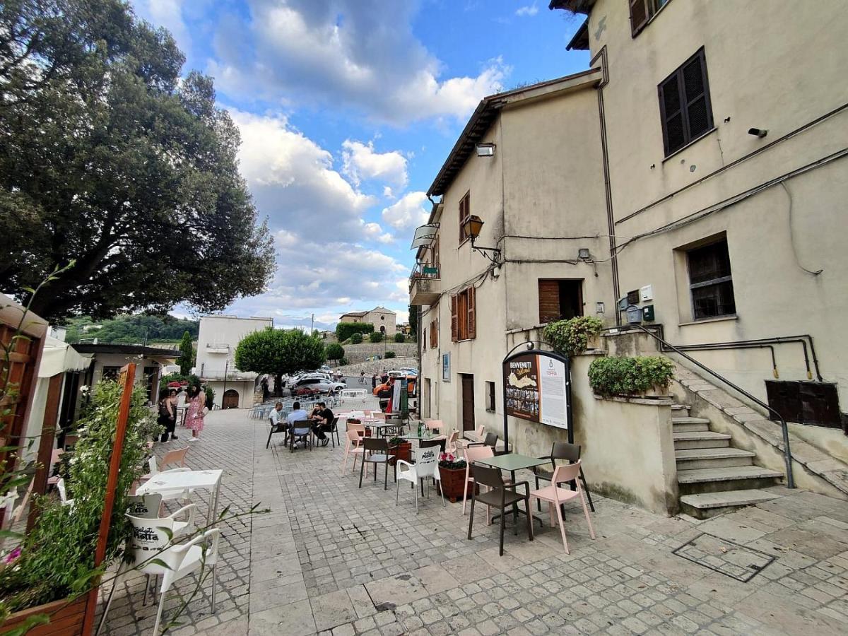 La Casa In Piazza Appartement Toffia Buitenkant foto