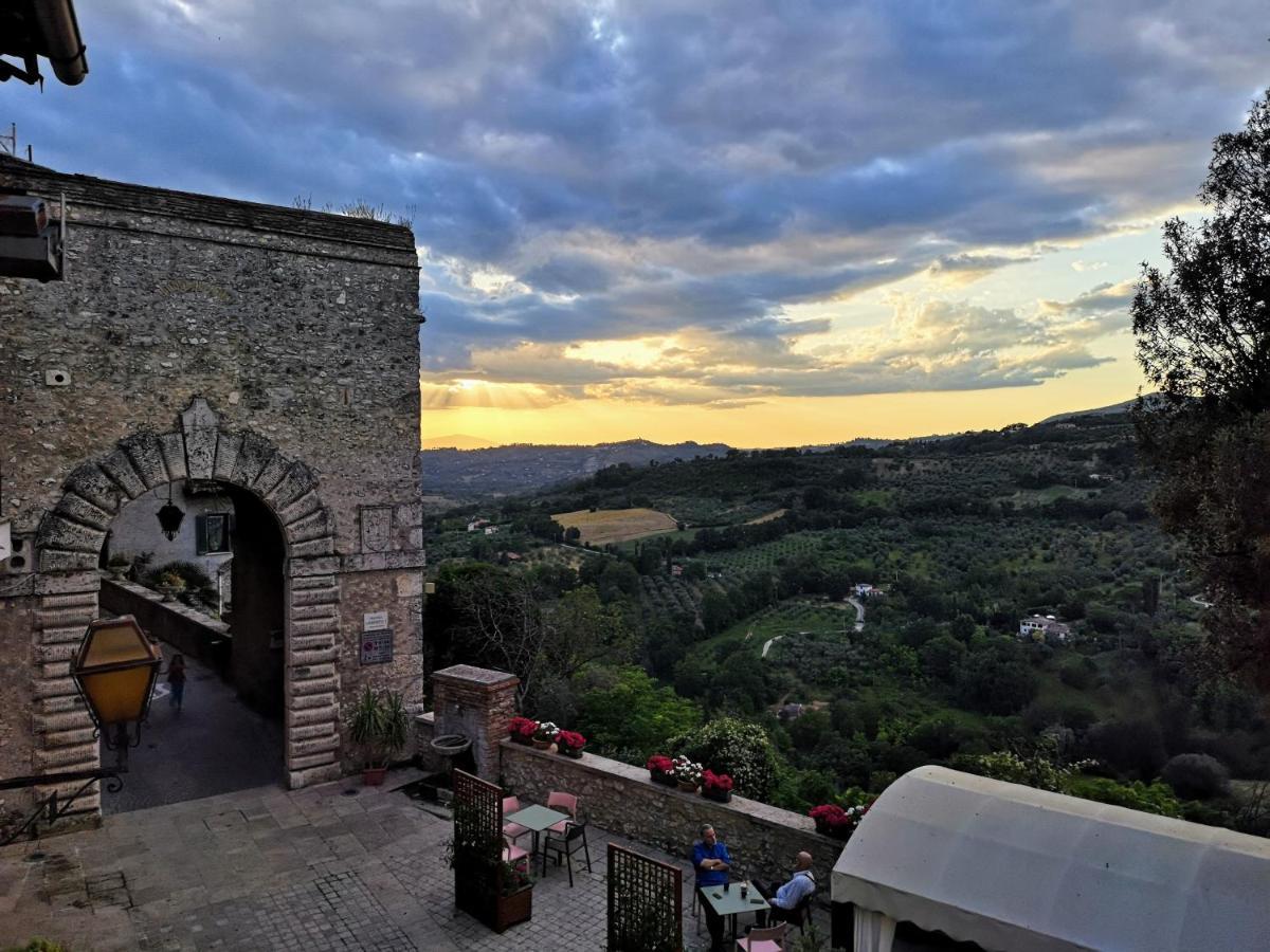 La Casa In Piazza Appartement Toffia Buitenkant foto