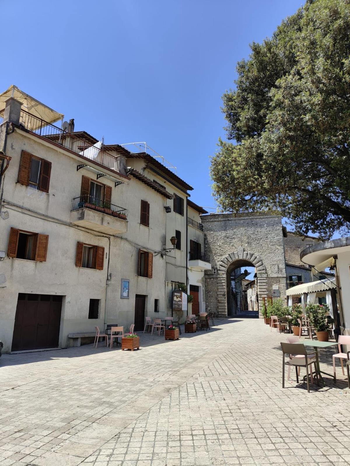 La Casa In Piazza Appartement Toffia Buitenkant foto
